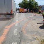 Řidiči se převrhl v autě sud se síranem železitým, vytekl na silnici v Dasném
