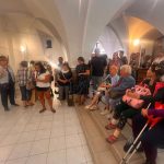 Kouzelný třpyt korálků zdobí Galerii 140 v Táboře. K vidění jsou i korálkové šaty, které drží rekord