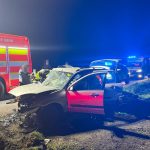 Vážná nehoda u Branišova. Těžce zraněného mladíka museli hasiči z auta vyprošťovat