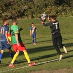 V 8. lize je po smírném šlágru těsno, o patro níž převzali vedení fotbalisté Radenína