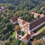 Firemní akce nemusí být jen konferenční místnost. Resort Panství Bechyně spojuje práci se zážitky.