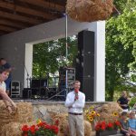 Dožínky v Petrovicích slavili i soutěžemi v hodu balíkem slámy a o nejkrásnější dožínkový věnec