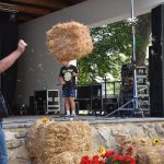 Dožínky v Petrovicích slavili i soutěžemi v hodu balíkem slámy a o nejkrásnější dožínkový věnec