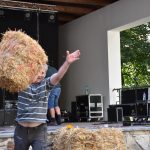 Dožínky v Petrovicích slavili i soutěžemi v hodu balíkem slámy a o nejkrásnější dožínkový věnec