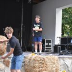 Dožínky v Petrovicích slavili i soutěžemi v hodu balíkem slámy a o nejkrásnější dožínkový věnec
