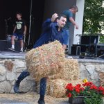 Dožínky v Petrovicích slavili i soutěžemi v hodu balíkem slámy a o nejkrásnější dožínkový věnec