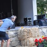 Dožínky v Petrovicích slavili i soutěžemi v hodu balíkem slámy a o nejkrásnější dožínkový věnec