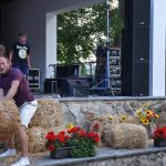 Dožínky v Petrovicích slavili i soutěžemi v hodu balíkem slámy a o nejkrásnější dožínkový věnec
