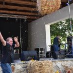 Dožínky v Petrovicích slavili i soutěžemi v hodu balíkem slámy a o nejkrásnější dožínkový věnec