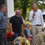 Dožínky v Petrovicích slavili i soutěžemi v hodu balíkem slámy a o nejkrásnější dožínkový věnec