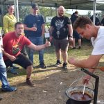 Vydařená premiéra vaření kotlíkového guláše v Lašovicích. Prvenství brali Gulášci z Jestřebic