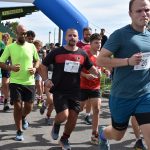 VIDEO: Dražický Běho-chod si připsal druhý ročník. Zájem byl ještě větší než loni. Nadační fond P3tule převzal šek na 74 100 korun