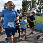 VIDEO: Dražický Běho-chod si připsal druhý ročník. Zájem byl ještě větší než loni. Nadační fond P3tule převzal šek na 74 100 korun