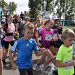 VIDEO: Dražický Běho-chod si připsal druhý ročník. Zájem byl ještě větší než loni. Nadační fond P3tule převzal šek na 74 100 korun