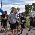 VIDEO: Dražický Běho-chod si připsal druhý ročník. Zájem byl ještě větší než loni. Nadační fond P3tule převzal šek na 74 100 korun