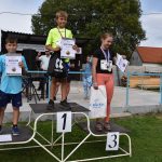 VIDEO: Dražický Běho-chod si připsal druhý ročník. Zájem byl ještě větší než loni. Nadační fond P3tule převzal šek na 74 100 korun