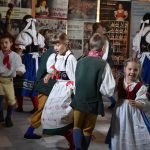 VIDEO: Hotel Zvíkov hostil setkání dětských folklorních souborů z jižních Čech