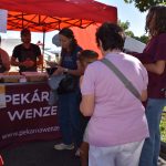 VIDEO. V Měšicích si užili dožínky. Na sousedském jarmarku byly k mání ozdoby, dobroty i smolná mast dědy Aloise