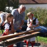 VIDEO. V Měšicích si užili dožínky. Na sousedském jarmarku byly k mání ozdoby, dobroty i smolná mast dědy Aloise