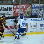 VIDEO: Kohouti museli při domácí premiéře dvakrát dotahovat. K prvnímu vítězství pomohl hattrickem Pavel Novák