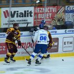 VIDEO: Kohouti museli při domácí premiéře dvakrát dotahovat. K prvnímu vítězství pomohl hattrickem Pavel Novák