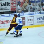 VIDEO: Kohouti museli při domácí premiéře dvakrát dotahovat. K prvnímu vítězství pomohl hattrickem Pavel Novák