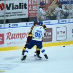 VIDEO: Kohouti museli při domácí premiéře dvakrát dotahovat. K prvnímu vítězství pomohl hattrickem Pavel Novák