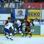 VIDEO: Kohouti museli při domácí premiéře dvakrát dotahovat. K prvnímu vítězství pomohl hattrickem Pavel Novák