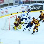 VIDEO: Kohouti museli při domácí premiéře dvakrát dotahovat. K prvnímu vítězství pomohl hattrickem Pavel Novák