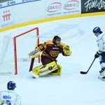 VIDEO: Kohouti museli při domácí premiéře dvakrát dotahovat. K prvnímu vítězství pomohl hattrickem Pavel Novák