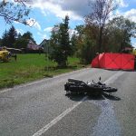 Motocyklista z nehody u Podolského mostu zemřel