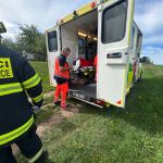 U Hrnčířů na Táborsku přimáčkl muže přívěs traktoru. Vážně zraněného vyprošťovali hasiči