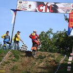 VIDEO: Roman Körber je posedmé králem Strmého vrchu! Jezdec Motosportu Chýnov porazil těsně Marka Wünsche