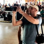 Hlavně klídek, přál Roman Skamene hláškou z filmu Bony a klid ve Větřní. Co dělá, když už nehraje? Zazpívat přijel Petr Kolář