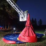 Horkovzdušný balon na Písecku uvázl v koruně stromu