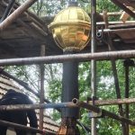 VIDEO: Nová báň dosedla na věž kostela v Domaníně. Uvnitř je nový vzkaz pro příští generace