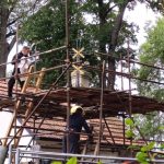 VIDEO: Nová báň dosedla na věž kostela v Domaníně. Uvnitř je nový vzkaz pro příští generace