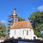 VIDEO: Nová báň dosedla na věž kostela v Domaníně. Uvnitř je nový vzkaz pro příští generace