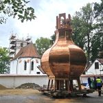 VIDEO: Nová báň dosedla na věž kostela v Domaníně. Uvnitř je nový vzkaz pro příští generace