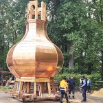 VIDEO: Nová báň dosedla na věž kostela v Domaníně. Uvnitř je nový vzkaz pro příští generace