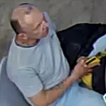 V souvislosti s krádeží batohu v Husově parku v Táboře a podvodem pátrá policie po muži z fotografie