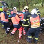 Doplnění k nehodě u Břehova: Po střetu aut narazilo jedno do stromu. Tři zranění