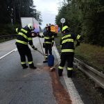 Na Krumlovsku se střetlo osobní a nákladní auto. Dva zranění