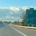 Pro místní rutina, pro cizince problém.  Tábor se na ukazatelích na D3 objeví až na poslední chvíli