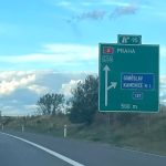 Pro místní rutina, pro cizince problém.  Tábor se na ukazatelích na D3 objeví až na poslední chvíli