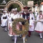VIDEO. V Měšicích si užili dožínky. Na sousedském jarmarku byly k mání ozdoby, dobroty i smolná mast dědy Aloise