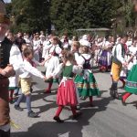 VIDEO. V Měšicích si užili dožínky. Na sousedském jarmarku byly k mání ozdoby, dobroty i smolná mast dědy Aloise