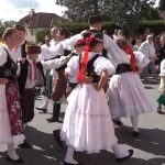 VIDEO. V Měšicích si užili dožínky. Na sousedském jarmarku byly k mání ozdoby, dobroty i smolná mast dědy Aloise