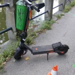 Muž v Jindřichově Hradci havaroval na elektrokoloběžce. Letěl pro něj vrtulník