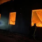 V průmyslové zóně v Plané hoří hala, během zásahu se zranil jeden z hasičů